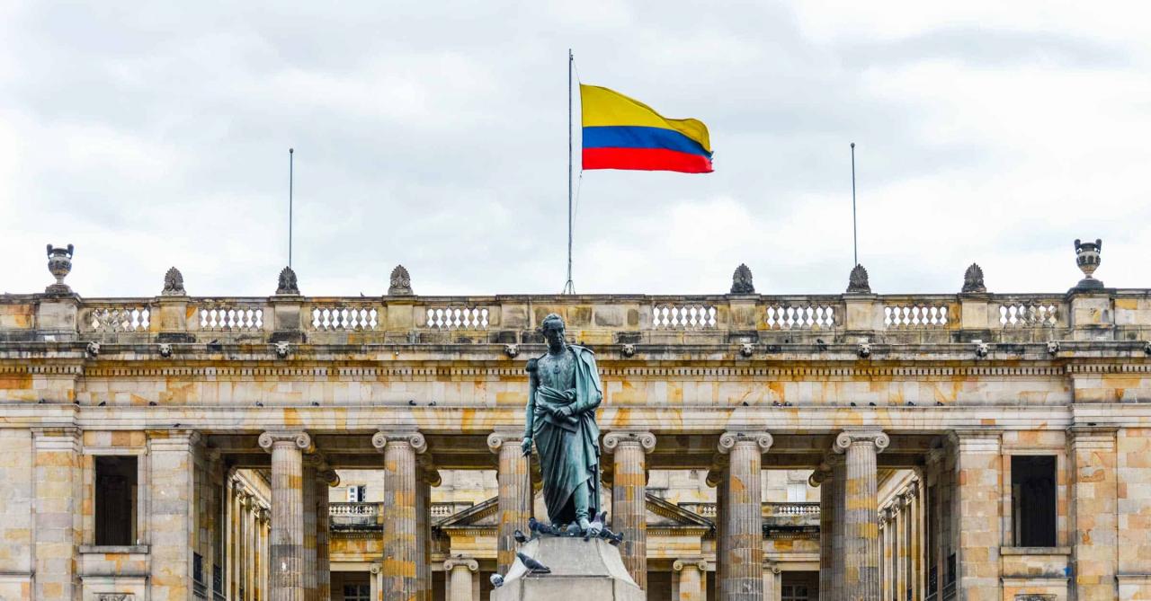 Bandera colombiana sobre monumento